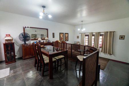 Casa à venda com 200m², 3 quartos e 2 vagas Casa à venda com 200m², 3 quartos e 2 vagasSala