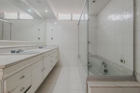 Apartamento à venda com 240m², 3 quartos e 1 vagaBanheiro da Suíte