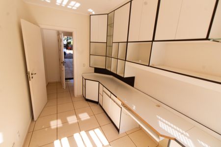 Casa de condomínio à venda com 275m², 4 quartos e 4 vagasEscritório