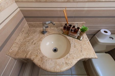 Casa de condomínio à venda com 275m², 4 quartos e 4 vagasLavabo