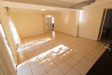 Casa de condomínio à venda com 275m², 4 quartos e 4 vagasSala