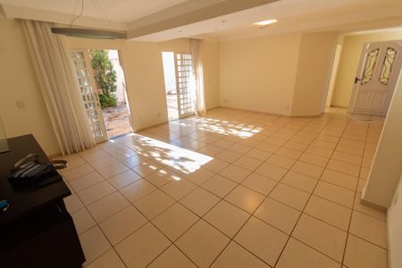 Casa de condomínio à venda com 275m², 4 quartos e 4 vagasSala