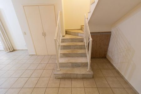 Casa de condomínio à venda com 275m², 4 quartos e 4 vagasEscada