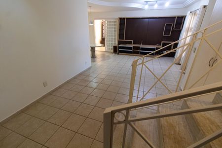 Casa de condomínio à venda com 275m², 4 quartos e 4 vagasSala de TV