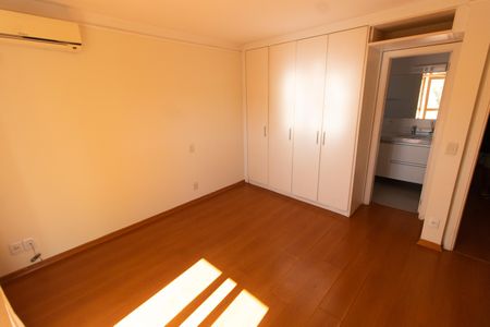 Casa de condomínio à venda com 275m², 4 quartos e 4 vagasSuite 3