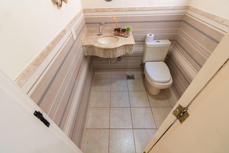 Casa de condomínio à venda com 275m², 4 quartos e 4 vagasLavabo