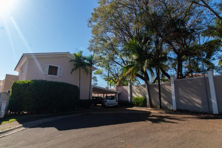 Casa de condomínio à venda com 275m², 4 quartos e 4 vagasFachada
