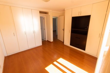 Casa de condomínio à venda com 275m², 4 quartos e 4 vagasSuite 3