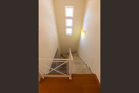 Casa de condomínio à venda com 275m², 4 quartos e 4 vagasEscada