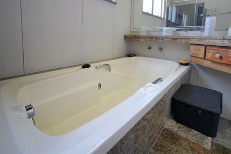 Apartamento à venda com 170m², 4 quartos e 2 vagasBanheiro da Semi suite