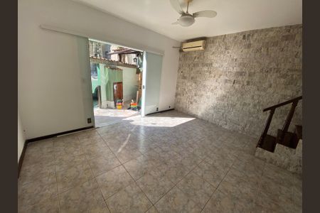 Casa à venda com 280m², 5 quartos e 1 vaga Casa à venda com 280m², 5 quartos e 1 vagaSala