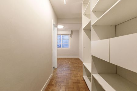 Apartamento à venda com 75m², 2 quartos e 1 vaga Apartamento à venda com 75m², 2 quartos e 1 vagaCloset da suíte