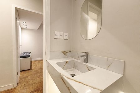 Apartamento à venda com 75m², 2 quartos e 1 vaga Apartamento à venda com 75m², 2 quartos e 1 vagaBanheiro Social