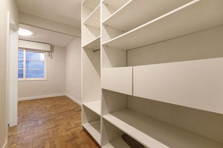Apartamento à venda com 75m², 2 quartos e 1 vaga Apartamento à venda com 75m², 2 quartos e 1 vagaCloset da suíte