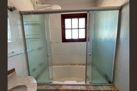 Casa de condomínio à venda com 137m², 4 quartos e 5 vagas Casa de condomínio à venda com 137m², 4 quartos e 5 vagasBanheiro 1