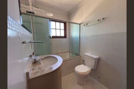 Casa de condomínio à venda com 137m², 4 quartos e 5 vagas Casa de condomínio à venda com 137m², 4 quartos e 5 vagasBanheiro 1