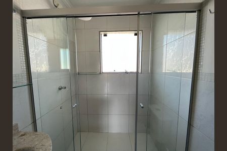 Casa de condomínio à venda com 137m², 4 quartos e 5 vagas Casa de condomínio à venda com 137m², 4 quartos e 5 vagasBanheiro 4