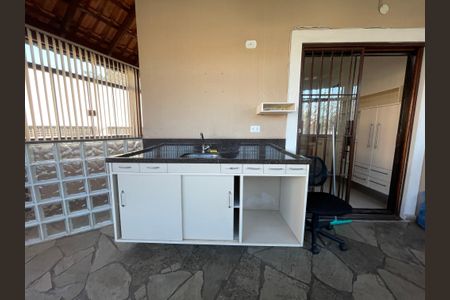 Casa de condomínio à venda com 137m², 4 quartos e 5 vagas Casa de condomínio à venda com 137m², 4 quartos e 5 vagasEntrada