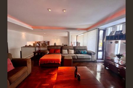 Casa à venda com 278m², 3 quartos e 3 vagasSala de TV