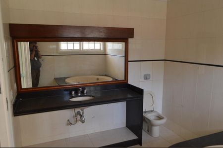 Casa de condomínio para alugar com 362m², 5 quartos e 5 vagasBanheiro da Suíte 3