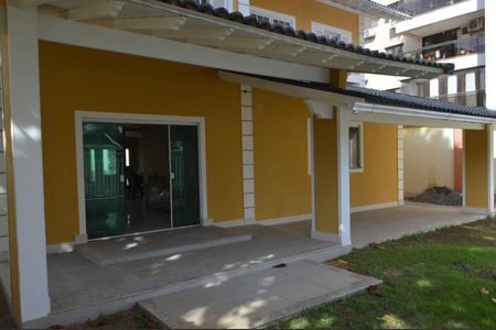 Casa de condomínio para alugar com 362m², 5 quartos e 5 vagasQuintal