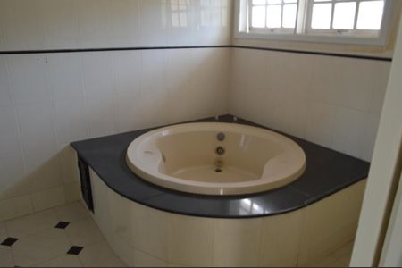 Casa de condomínio para alugar com 362m², 5 quartos e 5 vagasBanheiro da Suíte 3