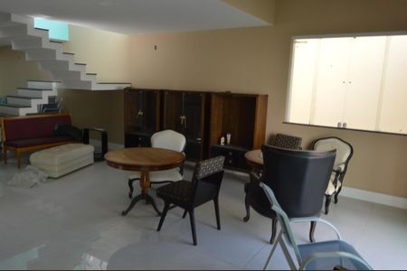 Casa de condomínio para alugar com 362m², 5 quartos e 5 vagasSala