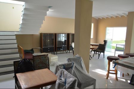 Casa de condomínio para alugar com 362m², 5 quartos e 5 vagasSala