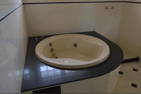 Casa de condomínio para alugar com 362m², 5 quartos e 5 vagasBanheiro da Suíte 3