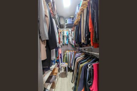 Casa de condomínio à venda com 179m², 3 quartos e 2 vagasCloset da suíte