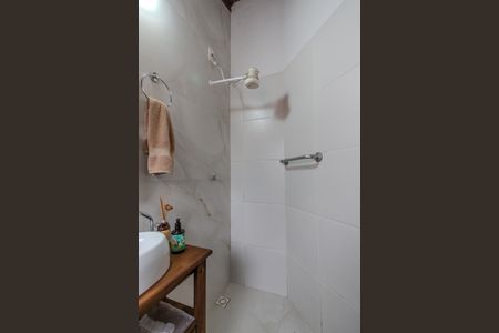 Casa de condomínio à venda com 179m², 3 quartos e 2 vagasBanheiro de Serviço
