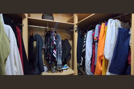 Casa à venda com 298m², 4 quartos e 3 vagas Casa à venda com 298m², 4 quartos e 3 vagasCloset da Suíte 1