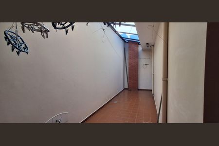 Casa à venda com 298m², 4 quartos e 3 vagas Casa à venda com 298m², 4 quartos e 3 vagasCorredor