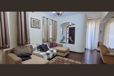 Casa à venda com 298m², 4 quartos e 3 vagas Casa à venda com 298m², 4 quartos e 3 vagasSala