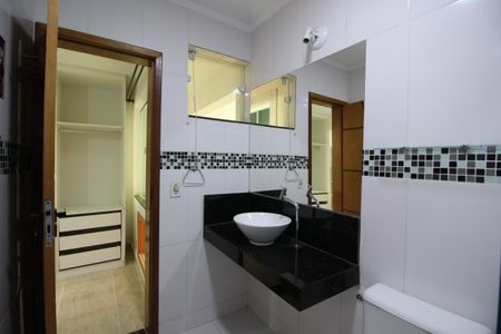 Casa à venda com 44m², 2 quartos e 2 vagas Banheiro da Suite