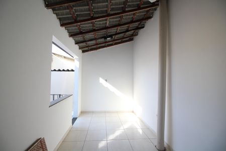 Casa à venda com 44m², 2 quartos e 2 vagasQuarto de Serviço