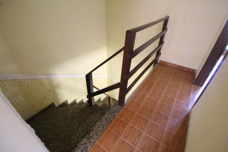 Casa de condomínio para alugar com 160m², 3 quartos e 2 vagasCorredor e escada para o segundo andar