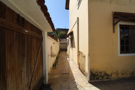 Casa de condomínio para alugar com 160m², 3 quartos e 2 vagasLateral da casa