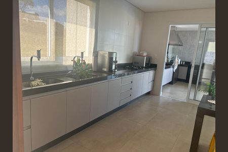 Casa de condomínio à venda com 350m², 4 quartos e 4 vagas Casa de condomínio à venda com 350m², 4 quartos e 4 vagasCozinha