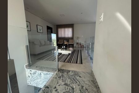 Casa de condomínio à venda com 350m², 4 quartos e 4 vagas Casa de condomínio à venda com 350m², 4 quartos e 4 vagasSala