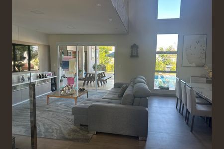 Casa de condomínio à venda com 350m², 4 quartos e 4 vagas Casa de condomínio à venda com 350m², 4 quartos e 4 vagasSala