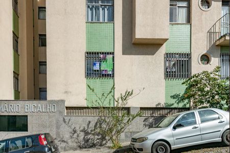 Apartamento à venda com 90m², 3 quartos e 1 vaga Apartamento à venda com 90m², 3 quartos e 1 vagaPlaca de vende instalada na janela do imovel (DUXZ-508)