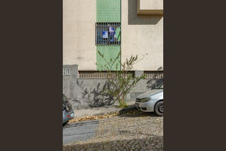 Apartamento à venda com 90m², 3 quartos e 1 vaga Apartamento à venda com 90m², 3 quartos e 1 vagaPlaca de vende instalada na janela do imovel (DUXZ-508)