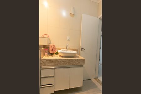 Casa à venda com 318m², 4 quartos e 3 vagasBanheiro 2