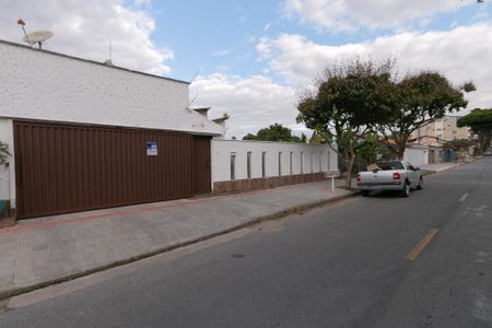 Casa à venda com 318m², 4 quartos e 3 vagasFachada