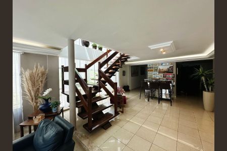 Casa de condomínio para alugar com 566m², 3 quartos e 6 vagasSala de Estar 1