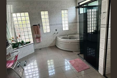 Casa de condomínio para alugar com 566m², 3 quartos e 6 vagasBanheiro da suíte 1