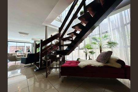 Casa de condomínio para alugar com 566m², 3 quartos e 6 vagasSala de Estar 1