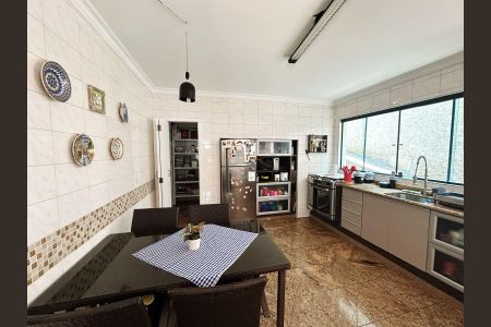 Casa de condomínio para alugar com 566m², 3 quartos e 6 vagasCozinha 