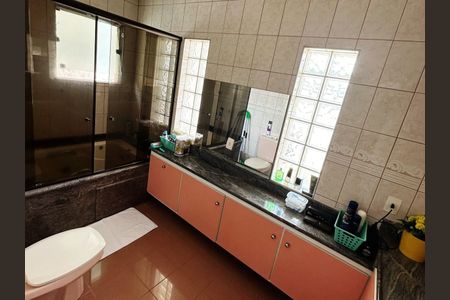 Casa de condomínio para alugar com 566m², 3 quartos e 6 vagasBanheiro da suíte 2